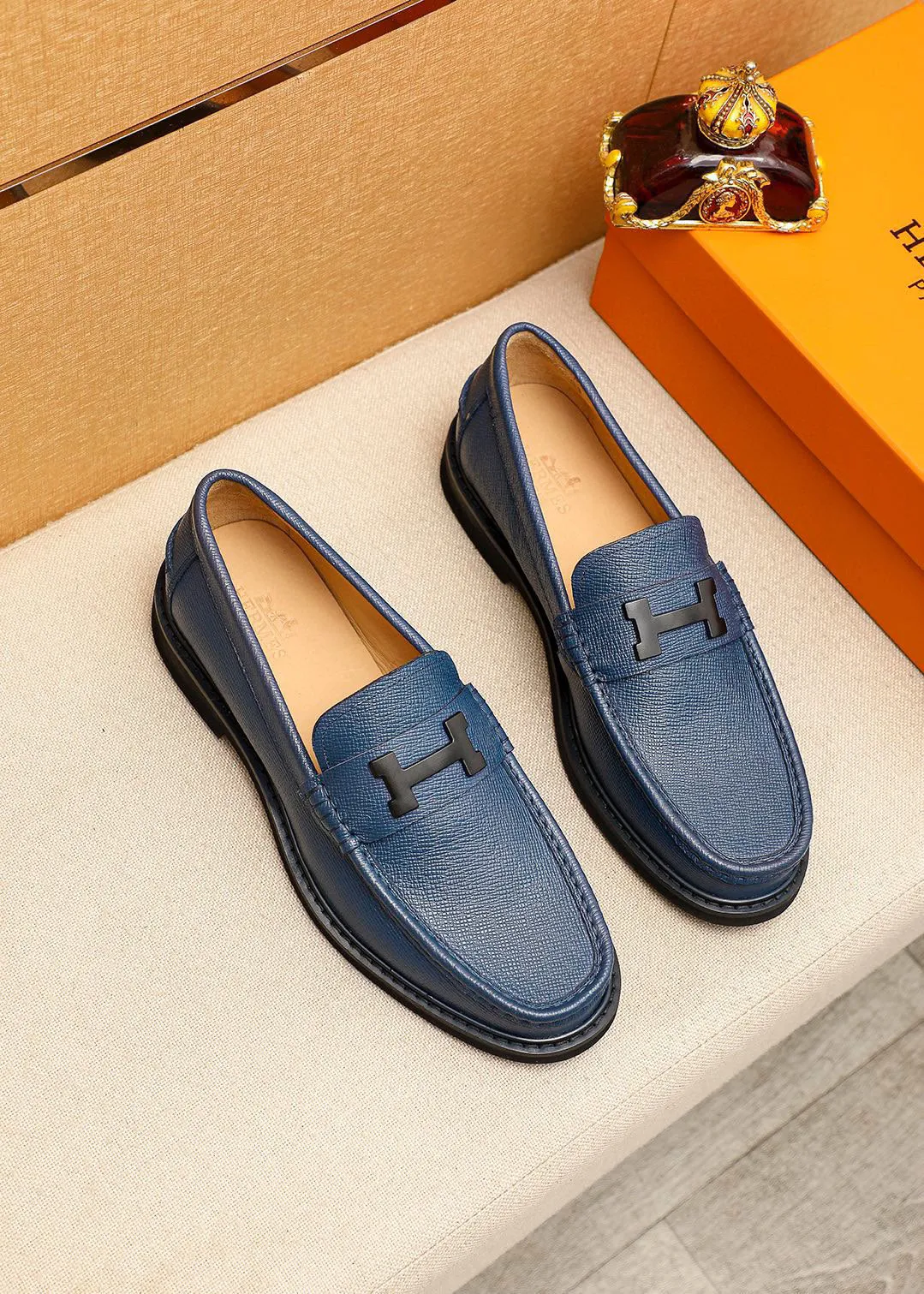 Men's shoes 💰460 💐 Product trademark: HERMES "Hermès" casual leather shoes Regular size: 39-44 (38.45🉑️customized) Product materials: Selected imported first-layer cross-grain cowhide upper + luxury hardware buckle, imported water-dyed cowhide lining. Strong three-dimensional visual effect, non-slip and wear-resistant rubber outsole Color: 4⃣️colors available